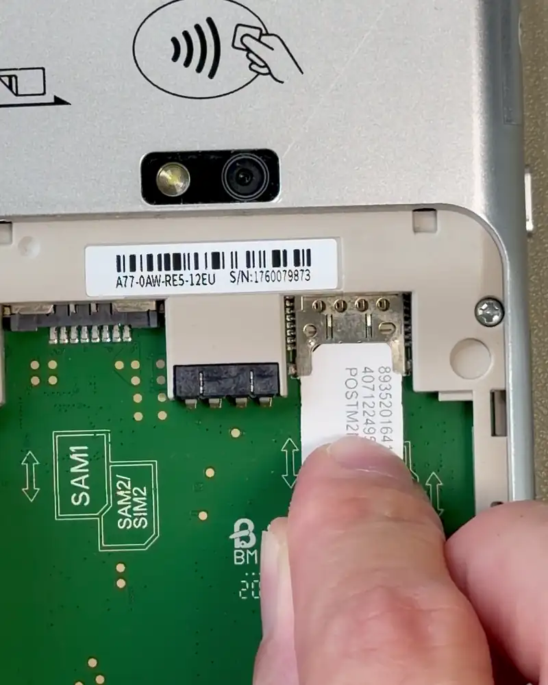 Einsetzen einer microSIM-Karte in SIM-Slot 1 am A77