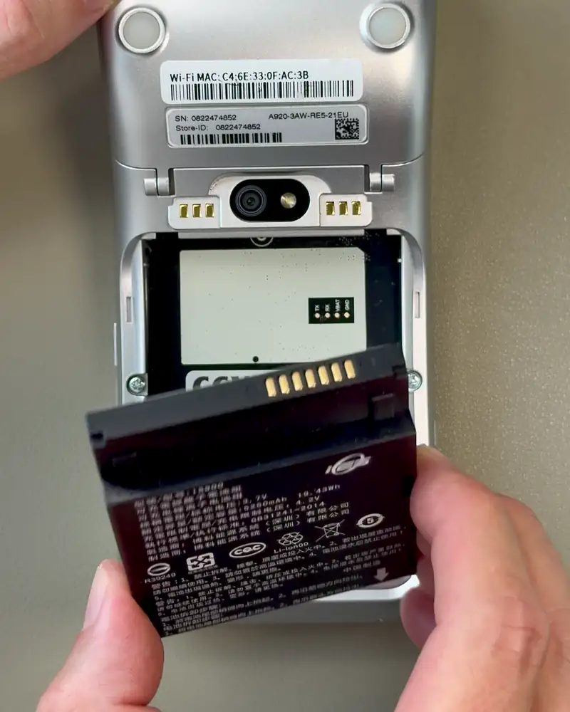 Die Batterie des A920 entfernen und erneut anschliessen
