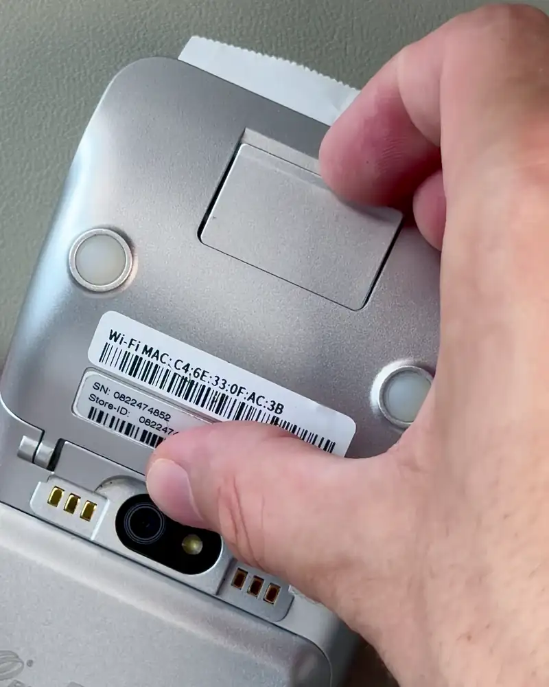 Das A920 mit dem Bildschirm nach unten platzieren und die hintere Verriegelung ziehen, um den Druckerdeckel zu öffnen