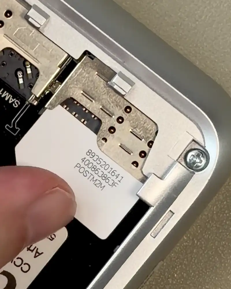 Eine Standard-SIM-Karte in SIM slot 1 auf dem A920 einsetzen